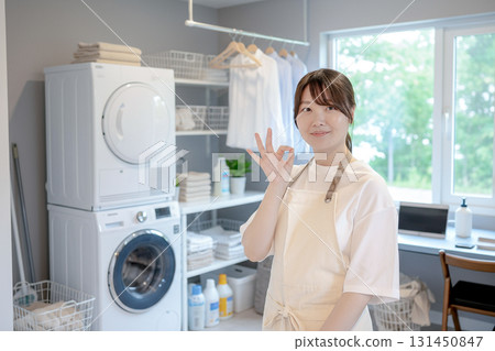 一位可愛的女士在洗衣店表示同意 131450847