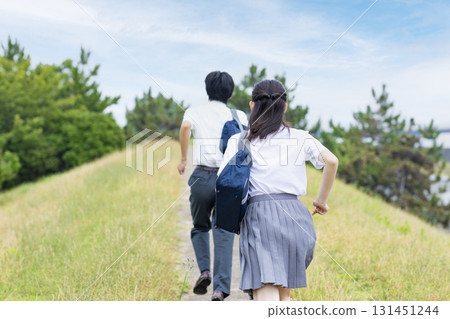 一名正在奔跑的高中生的背影 131451244