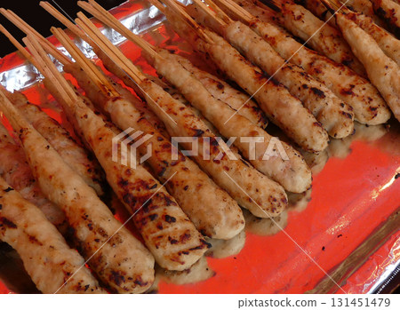 Autumn festivals, summer festivals, first shrine visits of the year. Nostalgic tastes, photos of meatball skewers at festival stalls Autumn festivals, summer festivals, first shrine visits of the year. Nostalgic tastes, photos of meatball skewers at festival stalls 131451479