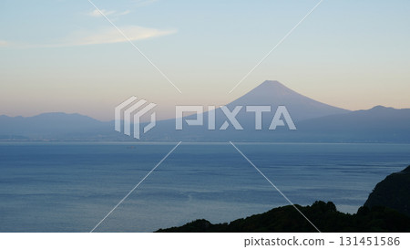 從駿河灣對岸的西伊豆眺望黎明時的富士山 從駿河灣對岸的西伊豆眺望黎明時的富士山 131451586