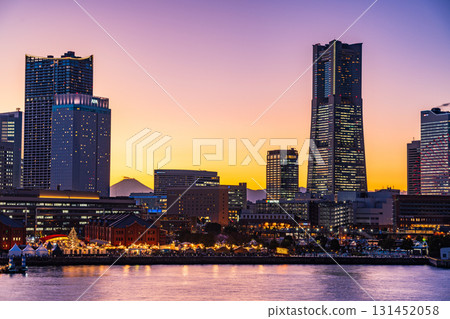 [神奈川縣]橫濱港未來點燈，建築物之間的山谷中富士山的遠景，黃昏 131452058