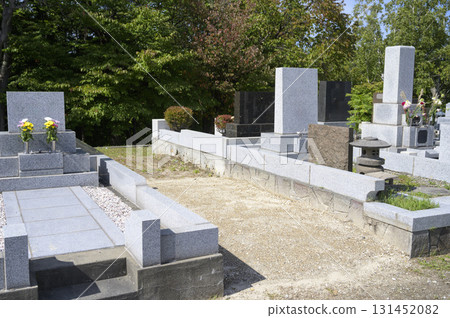 Image of closing a grave 131452082