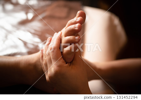 接受足底按摩的腳和手的特寫 131452294