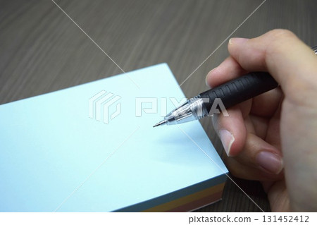 手拿著原子筆和記事本 131452412