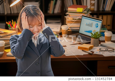 拿著頭的女商人 拿著頭的女商人 131452784