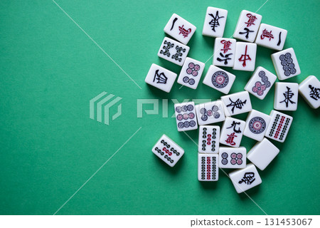綠色背景上的麻將牌 131453067