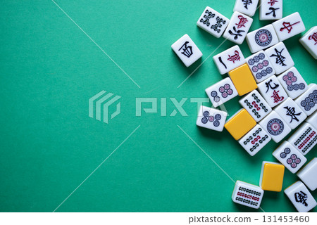 綠色背景上的麻將牌 131453460