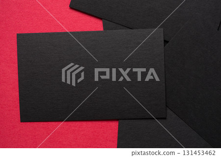 紅色背景上排列的黑色卡片 紅色背景上排列的黑色卡片 131453462