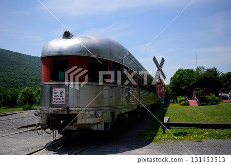 復古火車：紅色和銀色經典車廂 131453513