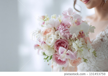 有婚禮花束的新娘 有婚禮花束的新娘 131453750