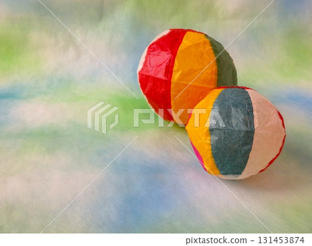 A paper balloon blooming in the palm of your hand 131453874