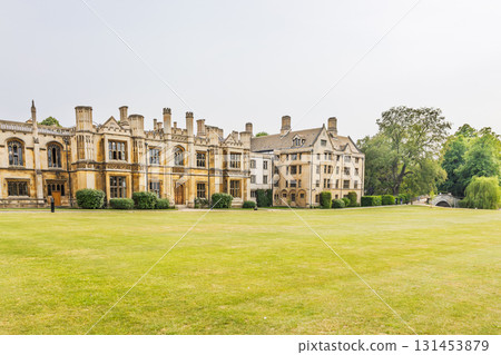 Historic University of Cambridge College Buildings and Quad Lawn in England 131453879