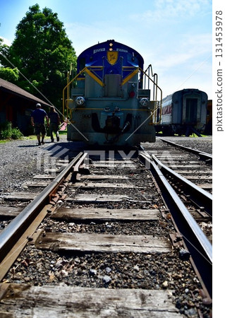 美國,紐約,鐵軌的視角和前面的柴油機車 美國,紐約,鐵軌的視角和前面的柴油機車 131453978