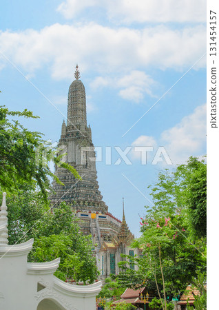 Wat Arun tower surrounded by greenery (Bangkok) 131454157