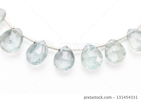 苔蘚海藍寶石多面滴狀切割排列在白色背景上 131454331