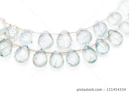 苔蘚海藍寶石多面滴狀切割排列在白色背景上 苔蘚海藍寶石多面滴狀切割排列在白色背景上 131454334