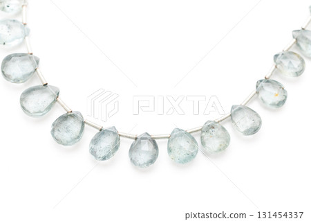 苔蘚海藍寶石多面滴狀切割排列在白色背景上 131454337