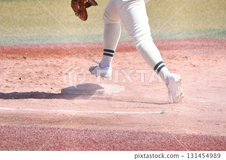 守備員踏上一壘 131454989