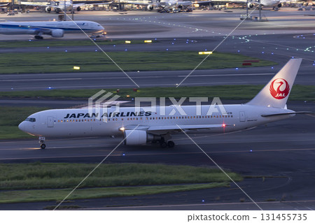 黃昏時分，飛機在東京大田區羽田機場滑行 131455735