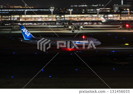 夜晚的羽田機場,飛機降落,東京大田區 夜晚的羽田機場,飛機降落,東京大田區 131456035