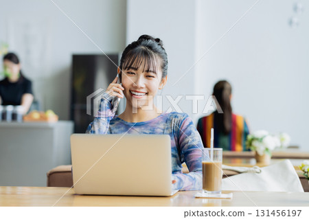 在一家咖啡館工作的年輕女子 131456197