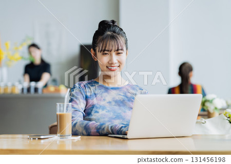 A young woman working in a cafe 131456198