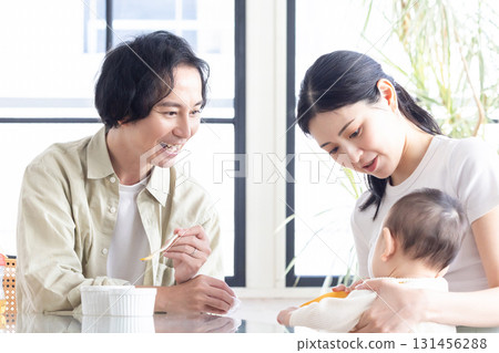 做嬰孩的年輕夫婦吃嬰兒食品 131456288