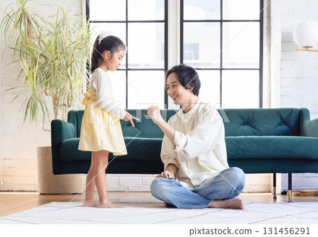 Parents and children relaxing in the living room 131456291