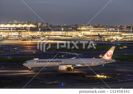 羽田機場夜間，飛機滑行，東京大田區 131456341