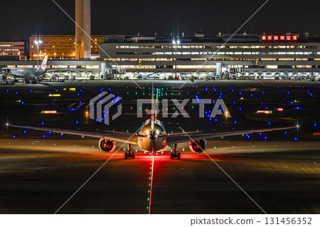 羽田機場夜間,飛機滑行,東京大田區 羽田機場夜間,飛機滑行,東京大田區 131456352