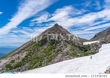 從白山大波峰的綠水池仰望劍峰。初夏攀登白山禦前峰(綠池巡遊路線) 從白山大波峰的綠水池仰望劍峰。初夏攀登白山禦前峰(綠池巡遊路線) 131456383
