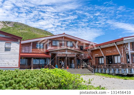 白山室堂平的室堂中心和白山雷朝莊。初夏時節，攀登白山禦前峰。 131456410