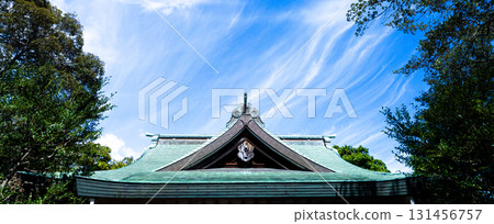 充滿藍天、神社拜殿屋頂和神秘能量的風景 131456757