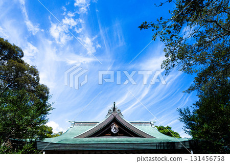 充滿藍天、神社拜殿屋頂和神秘能量的風景 充滿藍天、神社拜殿屋頂和神秘能量的風景 131456758
