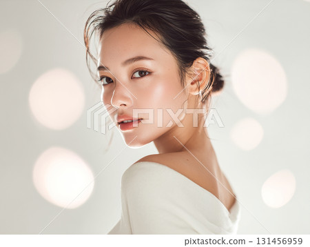 沐浴在光線下的亞洲模特兒的美麗肌膚圖像（美容廣告小冊子） 131456959