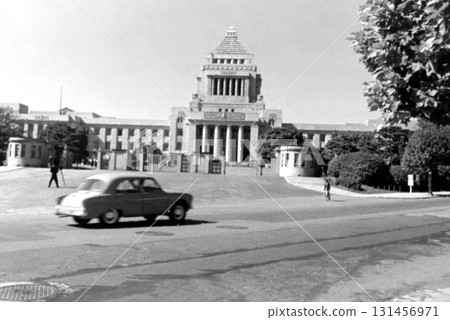 舊照片：1956年，東京，國會議事堂前 131456971