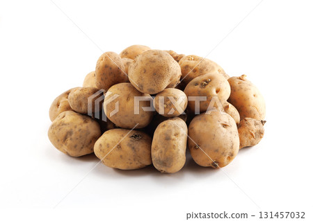 Fresh potatoes with mud 131457032
