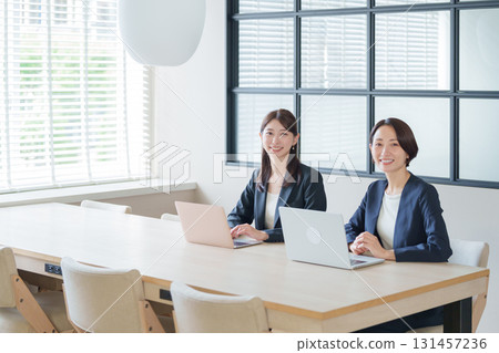 在辦公室工作的商人和婦女 在辦公室工作的商人和婦女 131457236