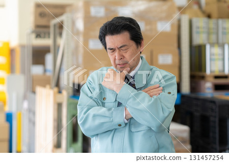 Senior male worker working in a warehouse 131457254