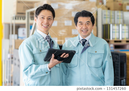 在倉庫工作的男工人 131457260