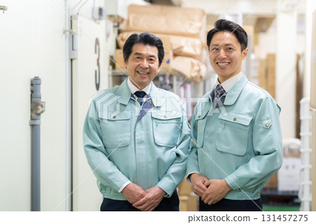 在倉庫工作的男工人 131457275