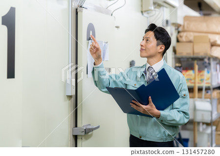 在倉庫工作的男工人 131457280