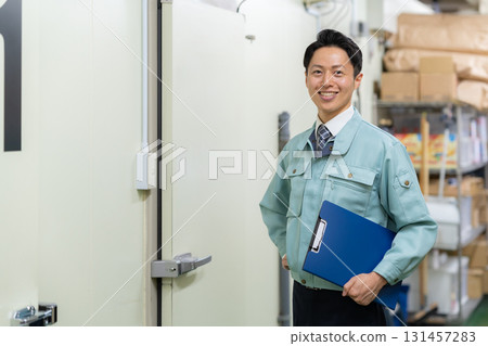 在倉庫工作的男工人 131457283