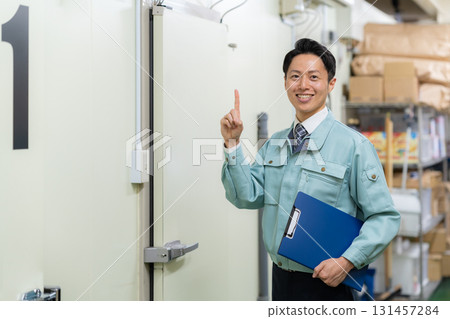 Male worker working in a warehouse 131457284