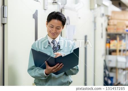 Male worker working in a warehouse 131457285