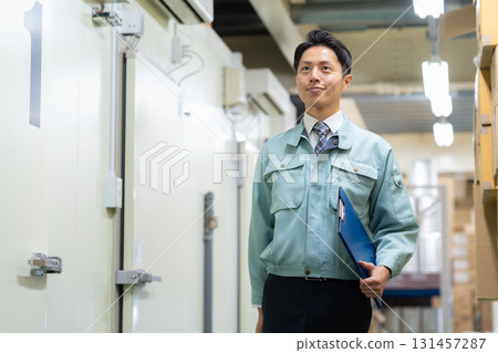 在倉庫工作的男工人 131457287