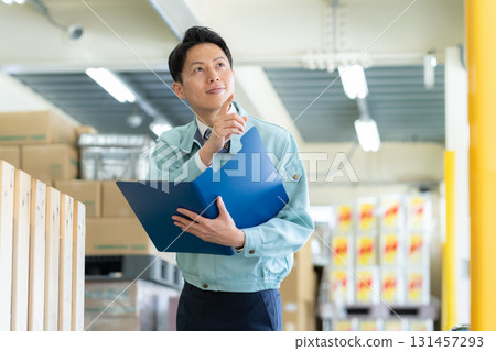 Male worker working in a warehouse 131457293