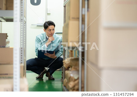 在倉庫工作的男工人 131457294