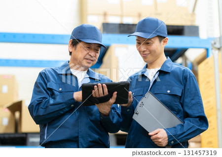 Male worker working in a warehouse 131457319