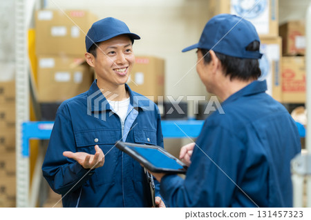 在倉庫工作的男工人 131457323